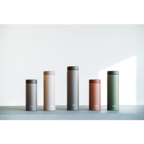 Thermos Портальная кружка с вакуумной изоляцией, 600 мл, Каменно-серая, с малым количеством деталей для легкой очистки, надежной винтовой крышкой и уплотнителем, устойчивым к протеканию, нержавеющая сталь