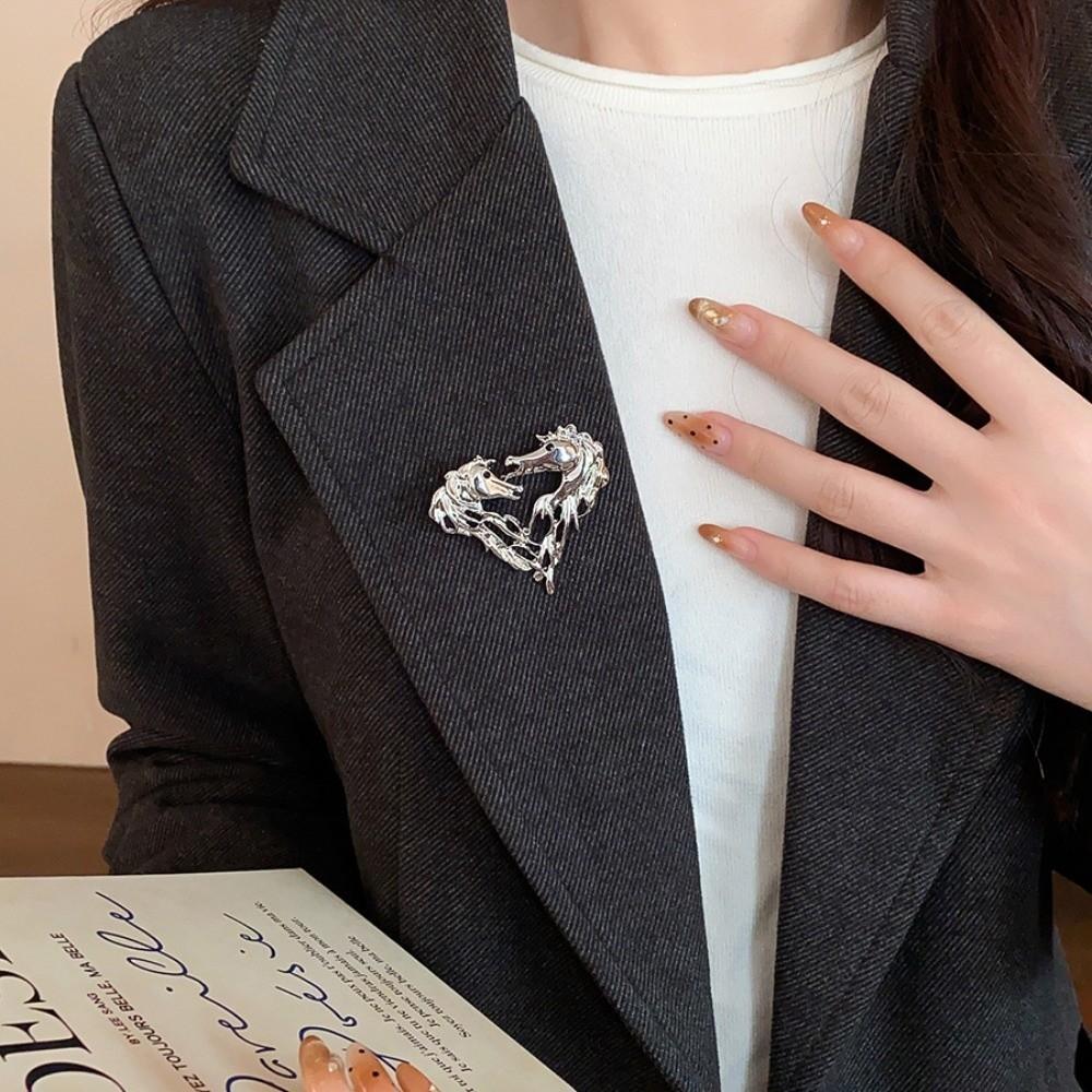 Alloy Hollow-out Zodiac Horse Head Brooch Horse Year Fashion Jewelry Zodiac Animal Pins Love Heart Shape Chinese New Year