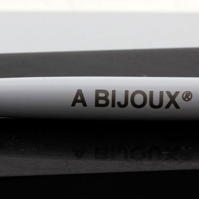 Pierres et Minéraux. Stylo minéraux Péridot brut Pakistan. Couleur blanc.