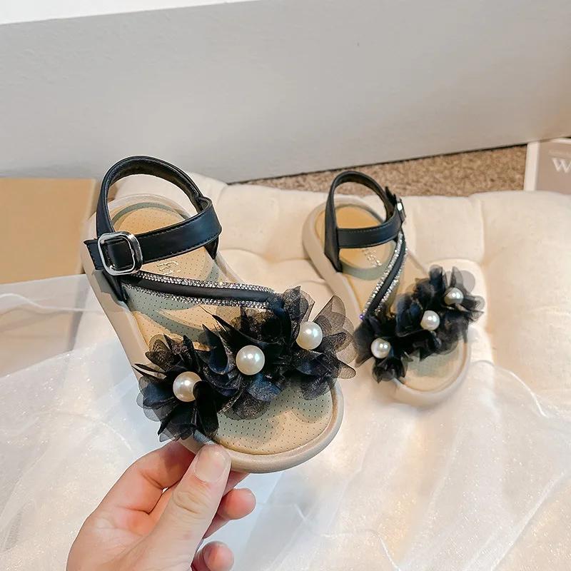 Детские сандалии 2024 года, летняя новая пляжная обувь для девочек с простой жемчужной детской мягкой подошвой, нескользящие милые сандалии принцессы с цветком