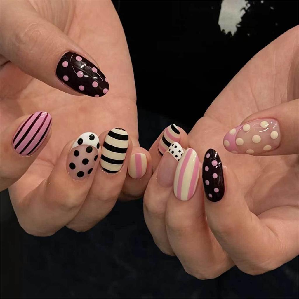 24pcs Red Star Print Fake Nails Sweet Cool Short Almond Press on Nail for Women Wearable Detachable Spice Girl False Nails