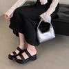 Модные шлепанцы на толстой подошве и наклонном каблуке для женщин, новинка лета 2025 года, уличные пляжные удобные сандалии в французском стиле с открытым носком