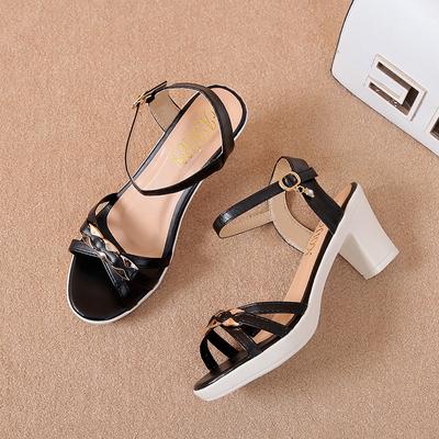 Модные босоножки женские летние 2024 года на толстом каблуке с открытым носком и пряжкой на среднем каблуке с металлическими декоративными элементами модные босоножки на танкетке для женщин