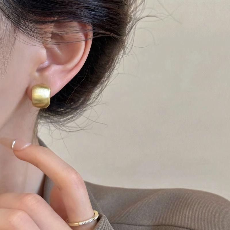 Elegant Frosted Brushed Bean Stud Earrings - French Retro Hong Kong Style, Exquisite Commuter-Friendly Ear Jewelry