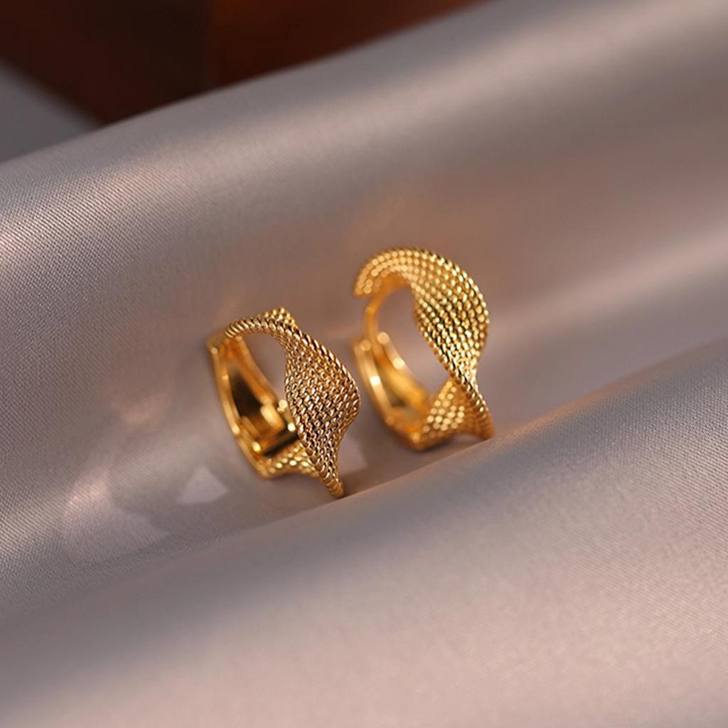 Vintage and unique earrings with a light luxury atmosphere, 2026 new popular fashion and niche design earrings, women's accessories