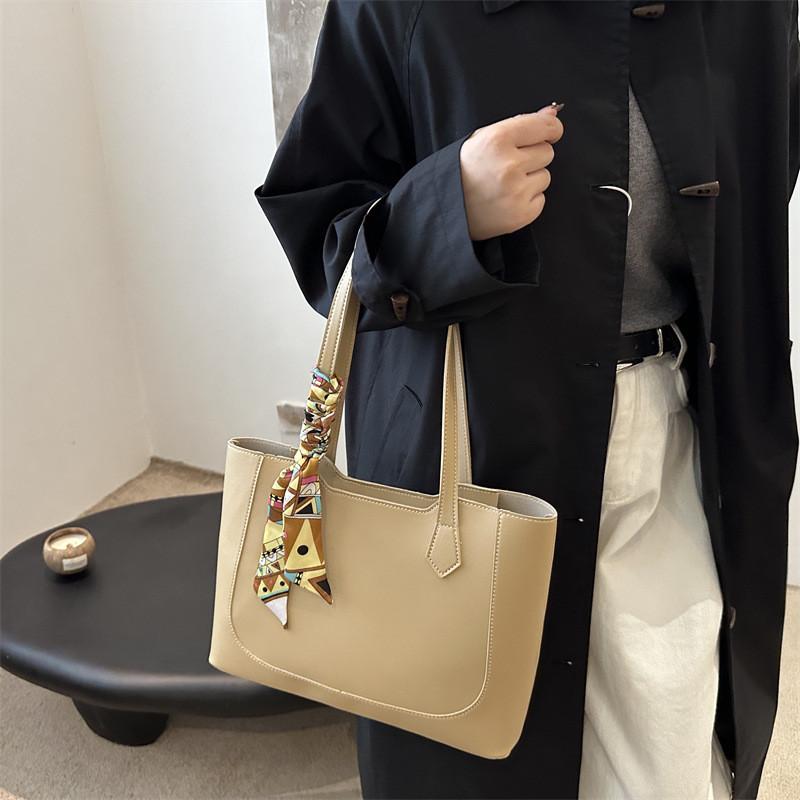 Trendy Fashionable Womens Tote Bag With Spacious Interior And Zipper Closure