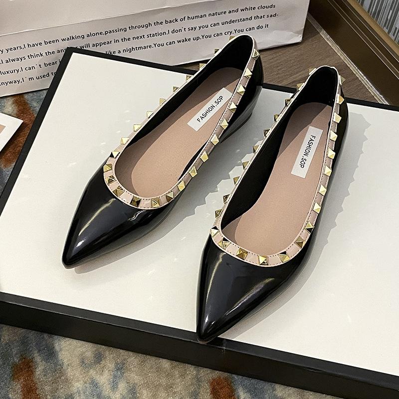 Внутренние заклепки, туфли Мэри Джейн с неглубоким вырезом, нюдовый острый носок, весенне-летняя мягкая лакированная кожа, французский темперамент, модные женские