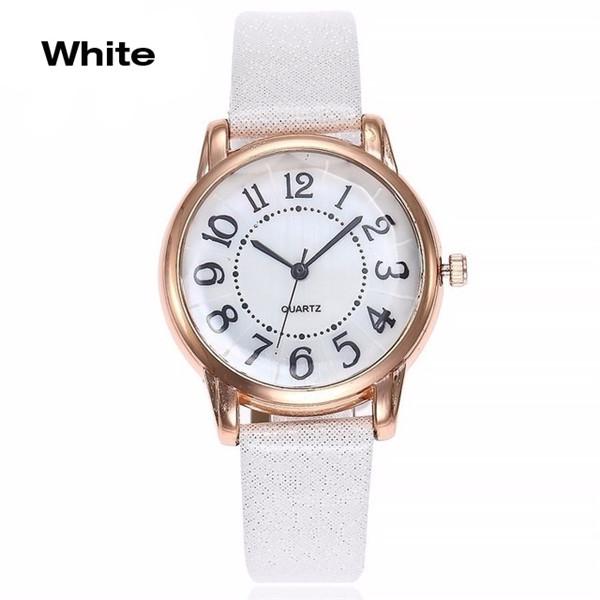 Женские кварцевые наручные часы с кожаным ремешком и крупными цифрами. Цвет ремешка на выбор