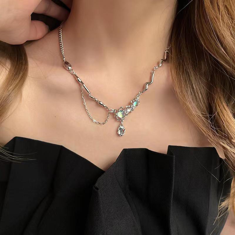 Ожерелье из лунного камня: Высококачественная, милая и стильная цепочка на ключицу для женщин.