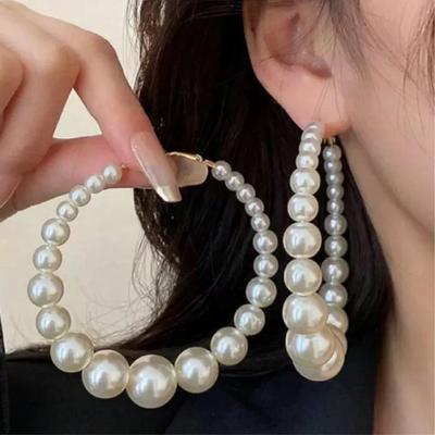 1 шт. Элегантные серьги-кольца с жемчугом – Крупные круглые кольца, щедро украшенные блестящим искусственным жемчугом в градиентном дизайне, легкие