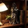 Настольная полимерная скульптура с персонажем в капюшоне, раскрытой книгой заклинаний и отделкой под бронзу для размещения на полке