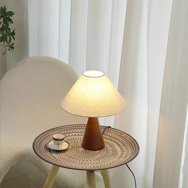 Скандинавская ретро прикроватная лампа: Теплый, простой дизайн для спальни и гостиной