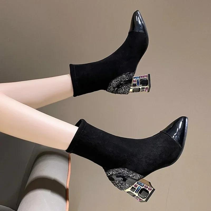 Осенне-зимние модные ботинки Cyber ​​Red в новом стиле, женские универсальные телесные ботинки на грубом каблуке с ромбовидной заплаткой