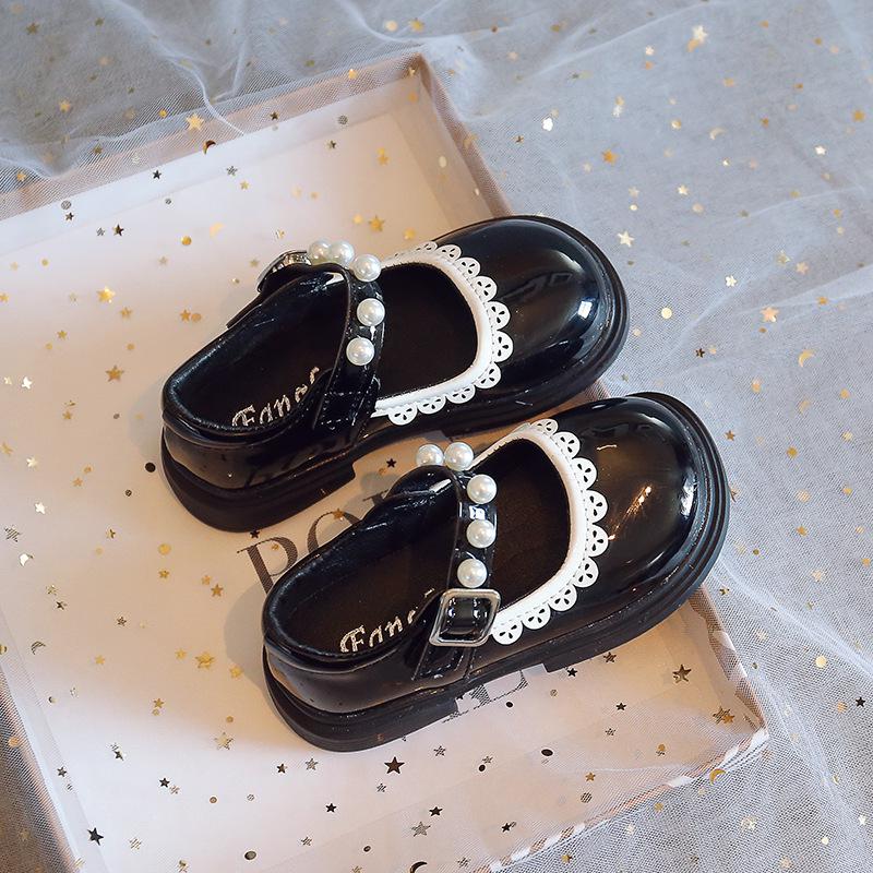 Черные кожаные туфли для девочек, осень 2023, новые детские милые одиночные туфли с жемчугом, модная обувь принцессы для выступлений