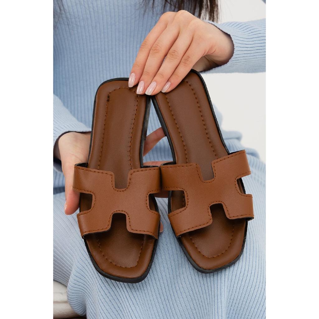 Желто-коричневые женские тапочки с открытой передней и боковой частью. Уличные и домашние тапочки.