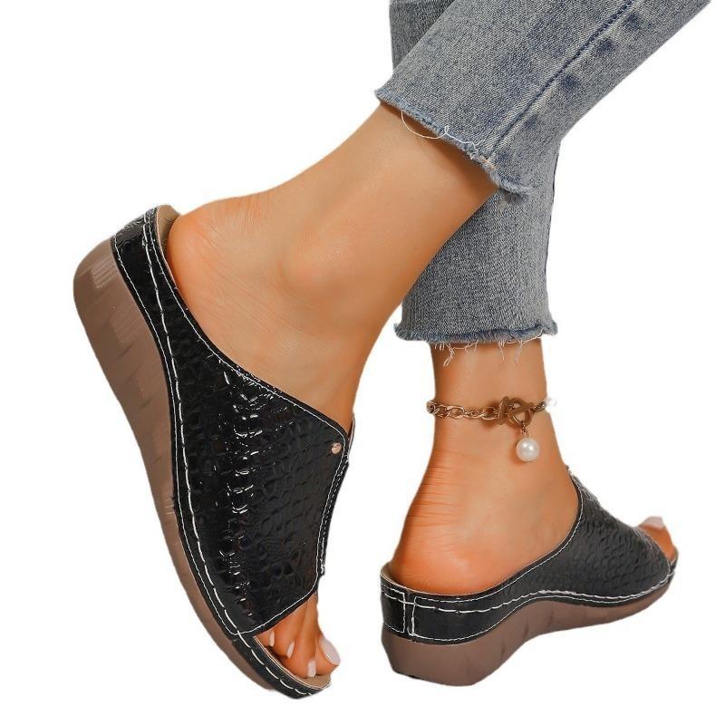 Spot трансграничная новая внешняя торговля тапочки на каблуке с уклоном женские сандалии с толстой подошвой повседневные и легкие большого размера