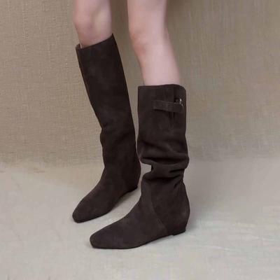 Ретро коричневые матовые кожаные рыцарские сапоги на внутренней платформе для увеличения роста женские 2025 новые сапоги с ремешком и пряжкой до колена со складками для двух способов носки