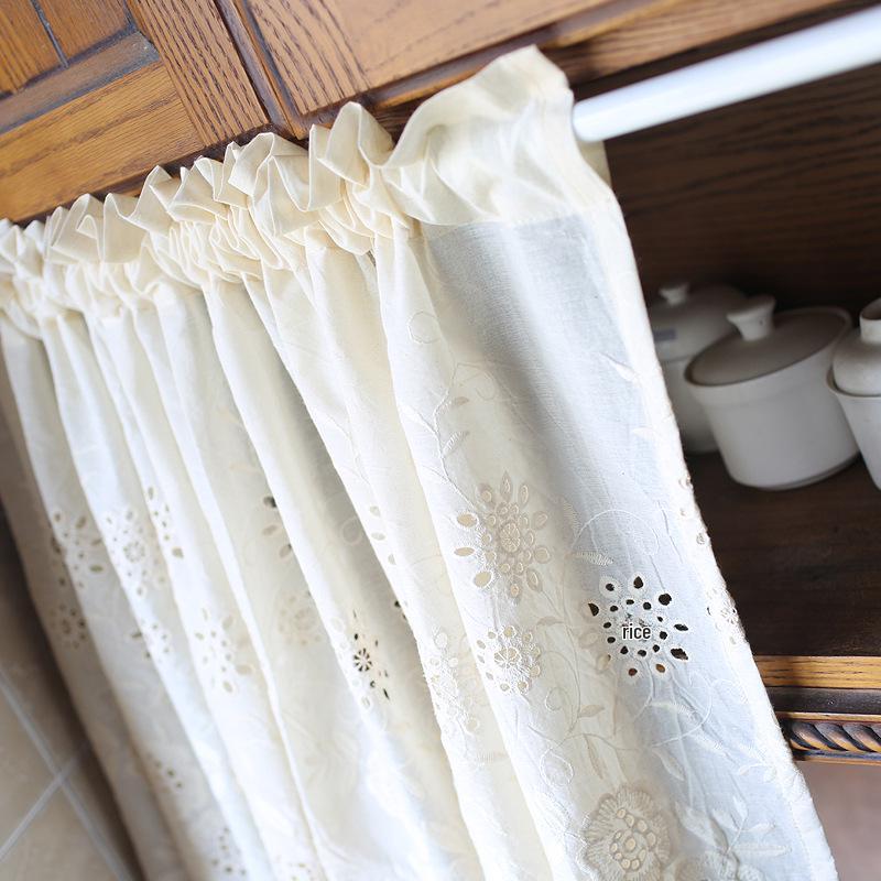 Короткие кофейные шторы в американском деревенском стиле – дизайн полуштор