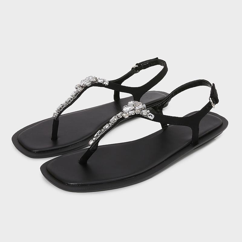 Fashion Shiny Crystal Beading Flat Sandals Women Famous Designer Thong Sandalias Mujer Rhinestone Band Sandalias De Mujer Verano 2025