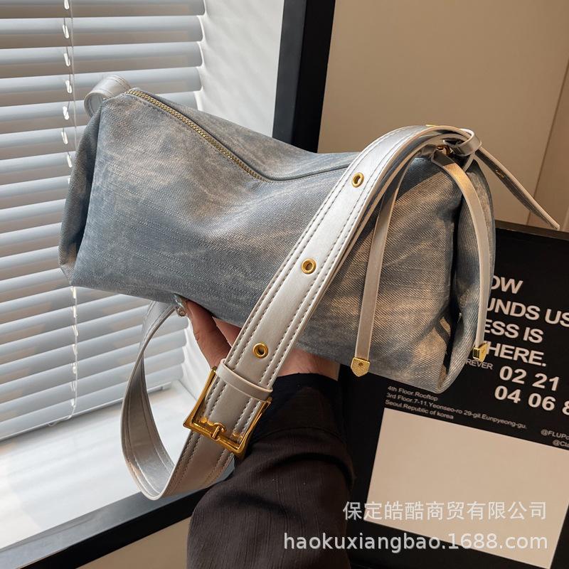 Трендовая модная женская сумка 2025 лето корейская версия простой повседневной сумки-подушки нишевая высококлассная сумка-мессенджер для通勤