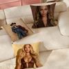 Наволочка для подушки с изображением певицы B-Beyonce. Применимое пространство: для гостевых комнат, интерьеров, автомобилей, офиса, декора дома.