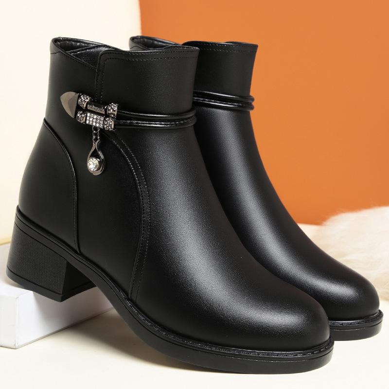 Autumn and Winter New Short Boots Women's Soft Leather Soft Soles Comfortable Boots Velvet Leather Shoes and Elderly Short Cotton Shoes