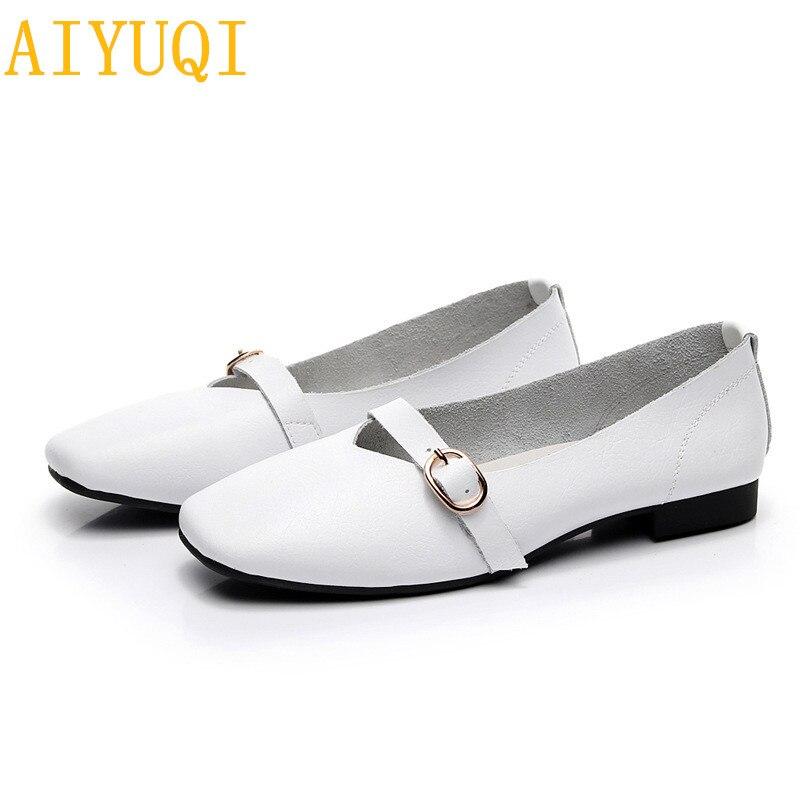 Женские туфли с пряжкой на плоской подошве