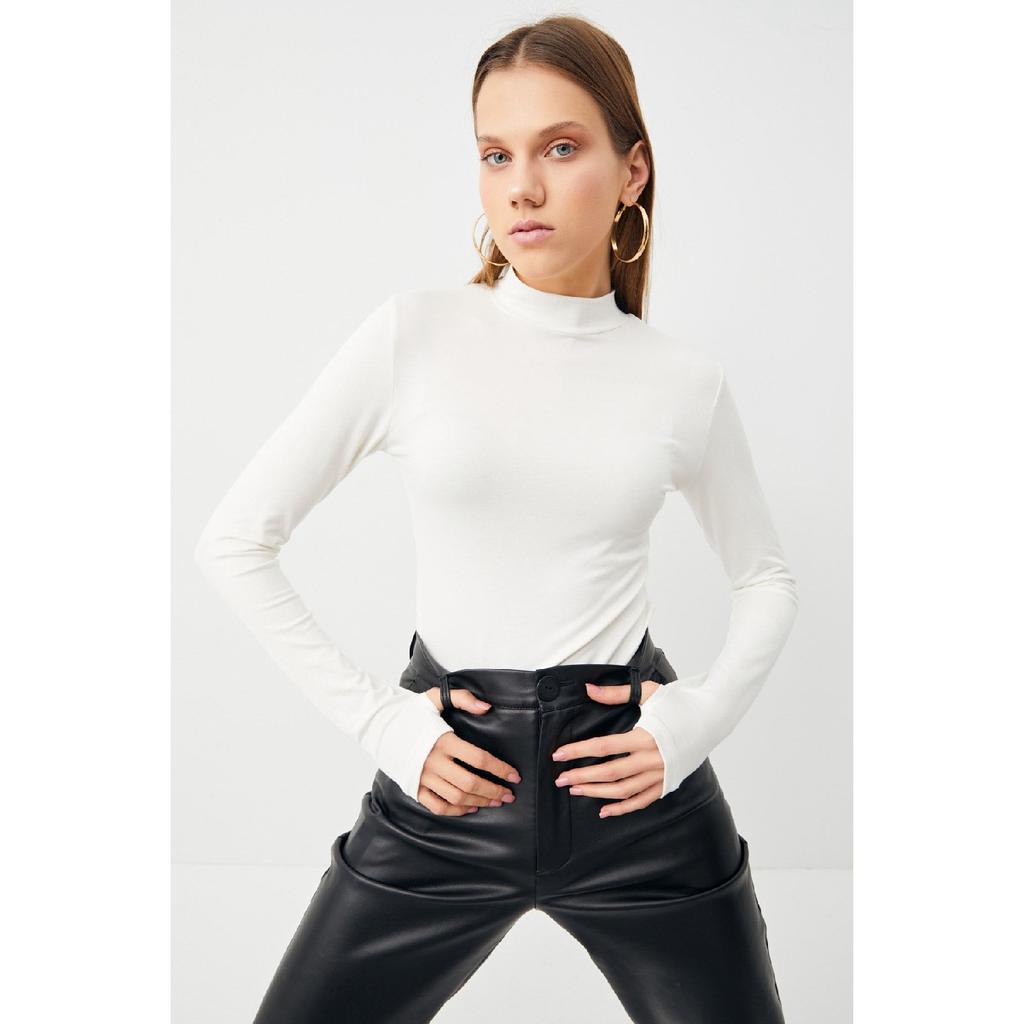 Женское черное боди с деталями на пальцах