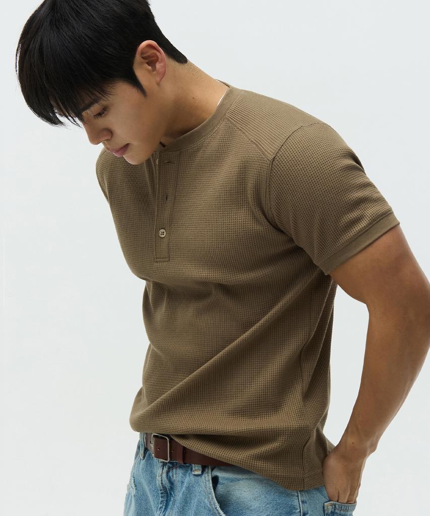 Michikoleondeonseupocheu Вафельная футболка-henley с коротким рукавом, прилегающего кроя, цвета хаки