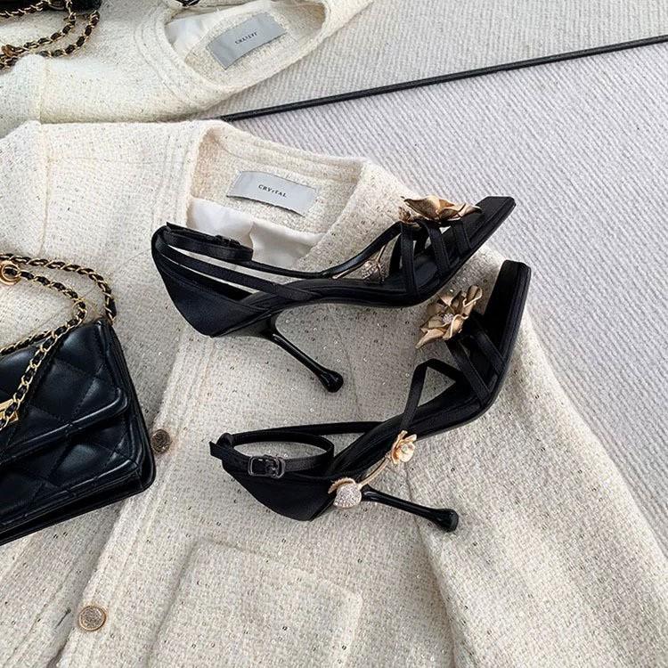 Французский темперамент модные сандалии женские лето 2025 новые универсальные сексуальные шпильки пряжка на одном слове с открытым носком на высоком каблуке