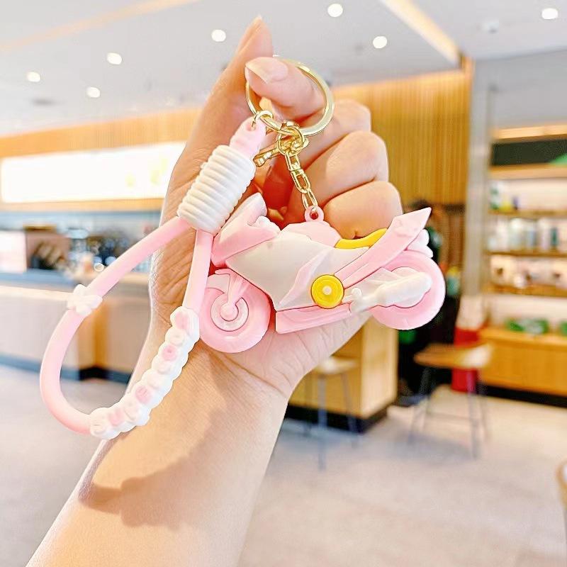 Креативный крутой брелок в виде локомотива, мультяшный кулон в виде куклы-локомотива, парный, для школьного рюкзака, маленький кулон, изысканная кукла