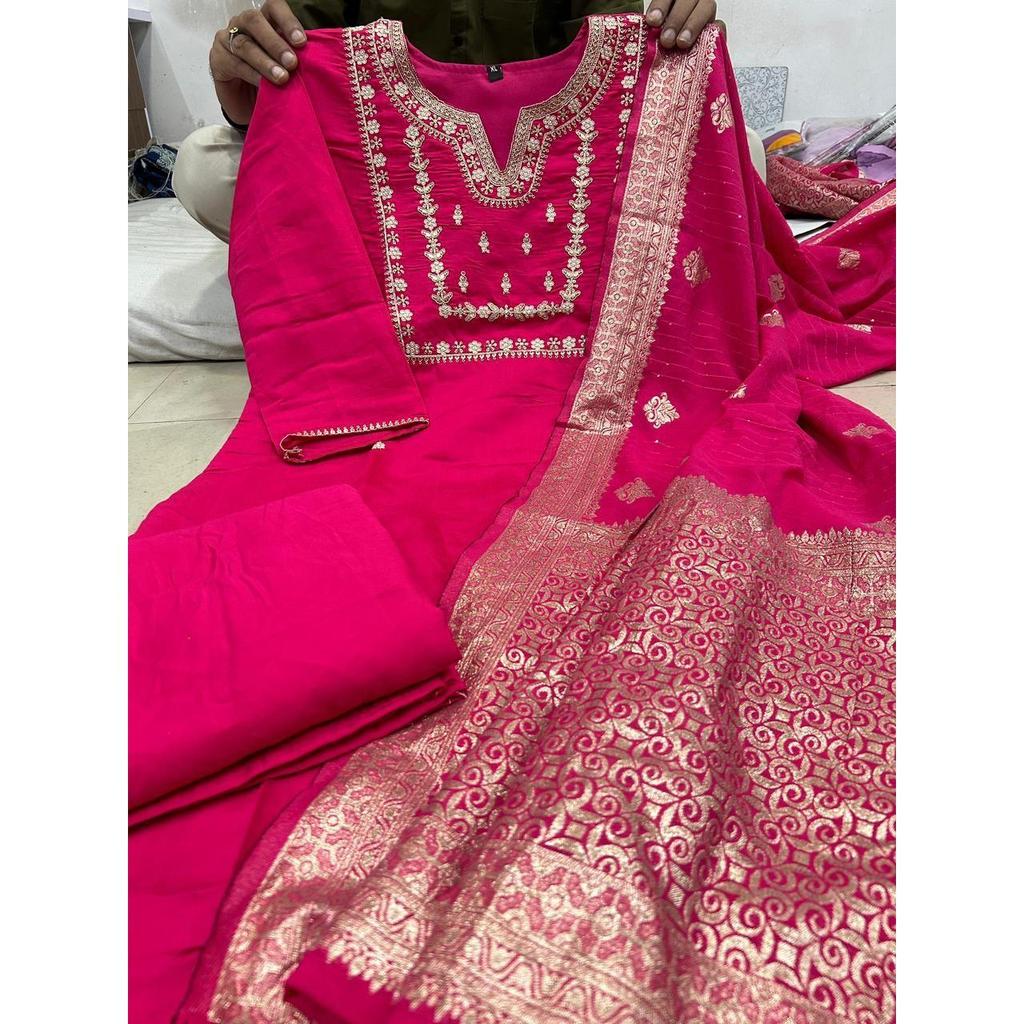 Красивый комплект тяжелого костюма с замысловатой ручной вышивкой, плетение Zari . Сочетается с подходящими брюками и пиджаком Dupatta.