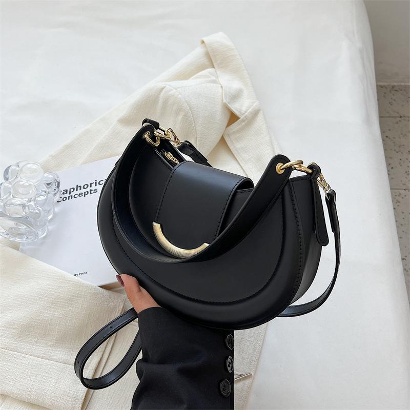 Fashion Korean version niche underarm bag 2025 new simple hand shoulder bag versatile temperament messenger commuter lady