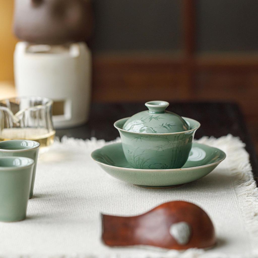 Guanlan Yue Celadon Ceramic Non-Scalding Gongfu Tea Bowl Set - Three-Piece Lid Bowl with Shadow Carving
