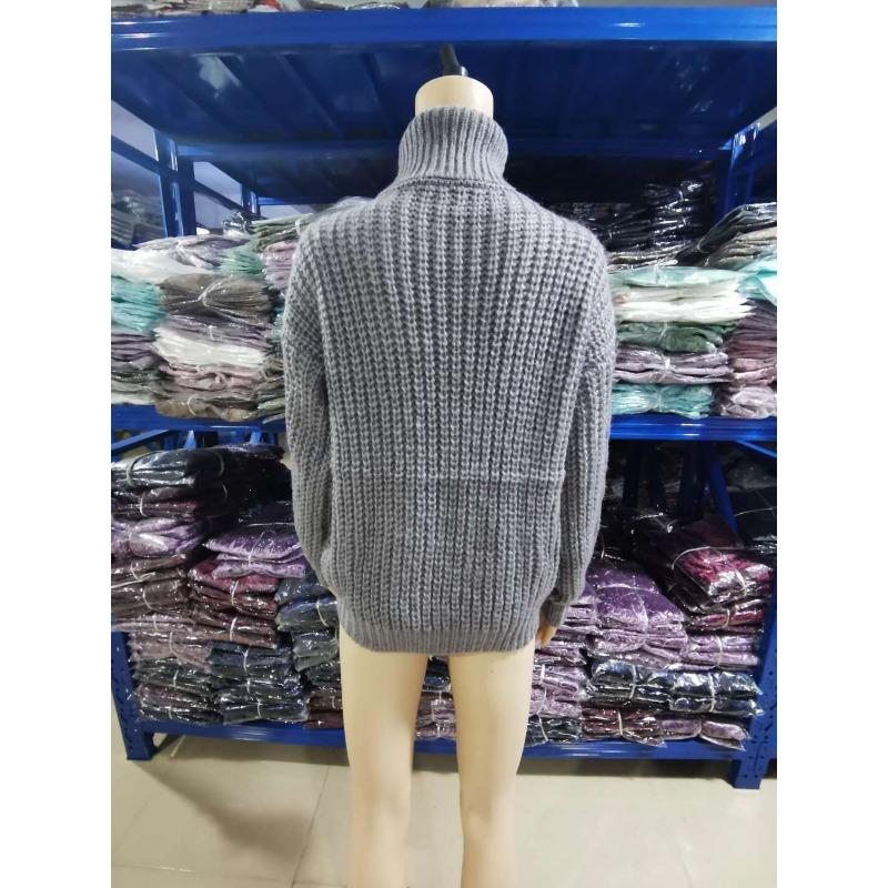 Женский однотонный вязаный свитер с высоким воротом