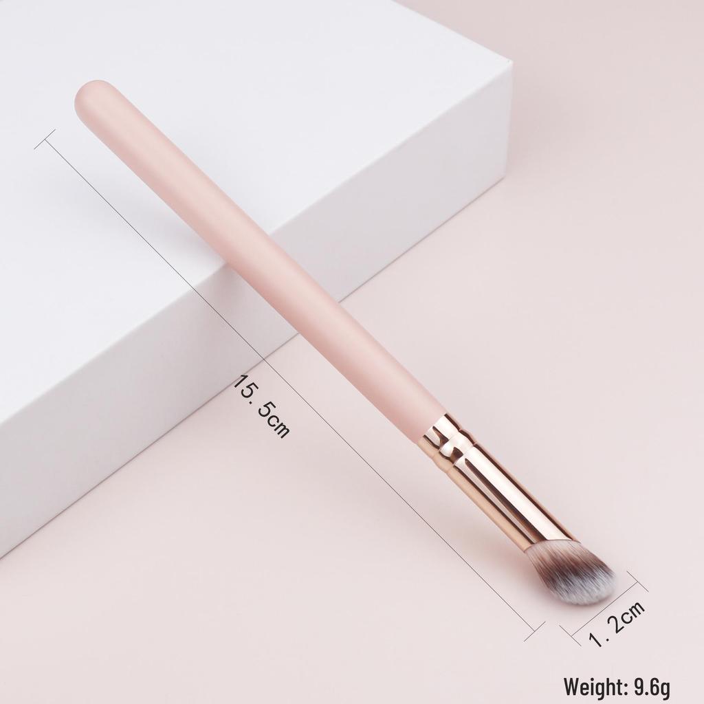 Большая скошенная кисть для консилера и тональной основы: Мягкий ворс, легкий вес, не впитывает для нанесения без следов.