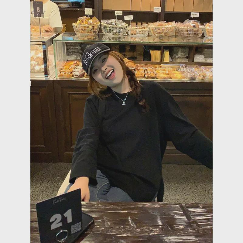 Женская футболка свободного покроя из хлопка белого цвета с длинными рукавами и разрезом по низу - осенний свободный крой