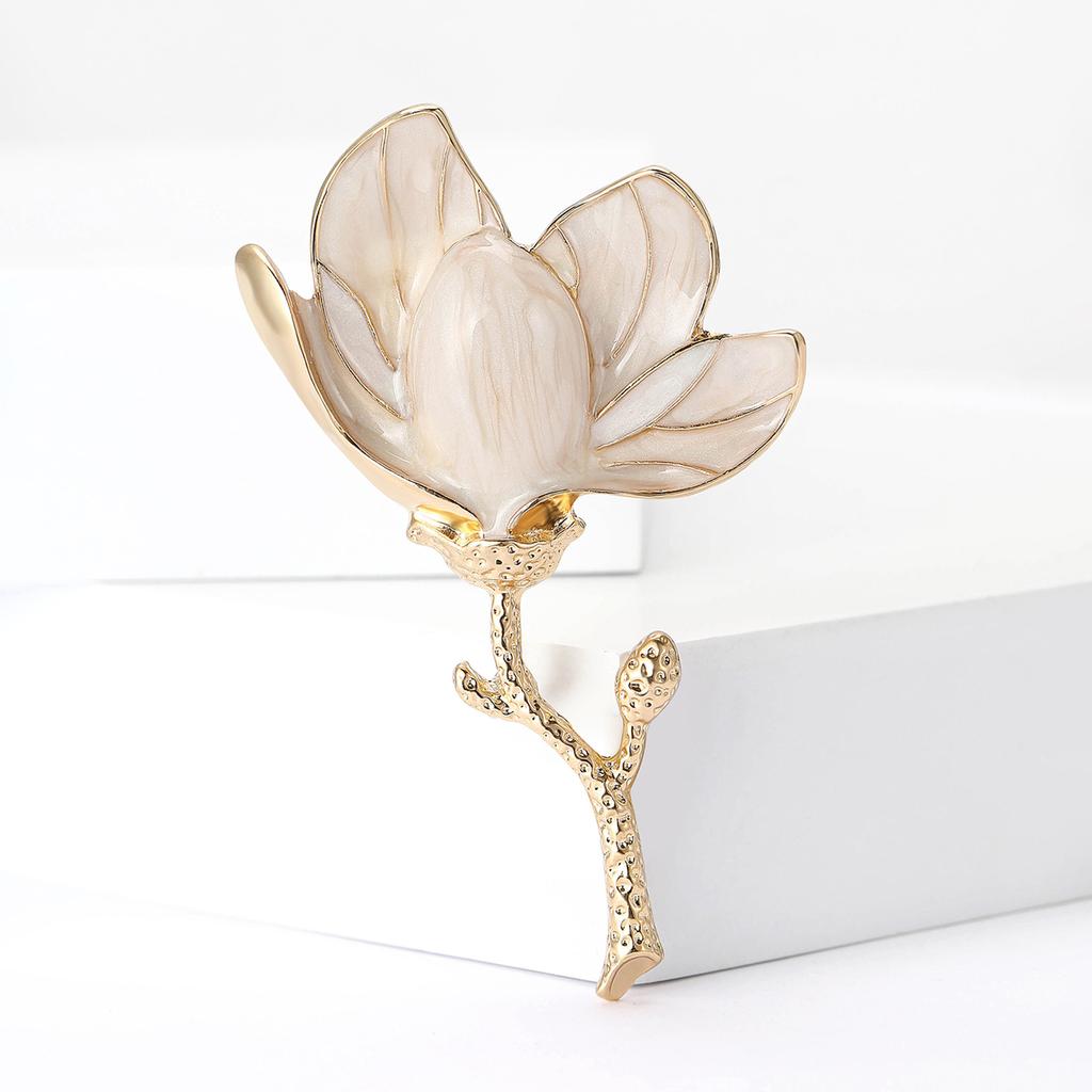 Корейская версия новой броши-магнолии из эмали из сплава, маленькая и свежая, универсальная, женская рубашка, нагрудный цветочный аксессуар-брошь