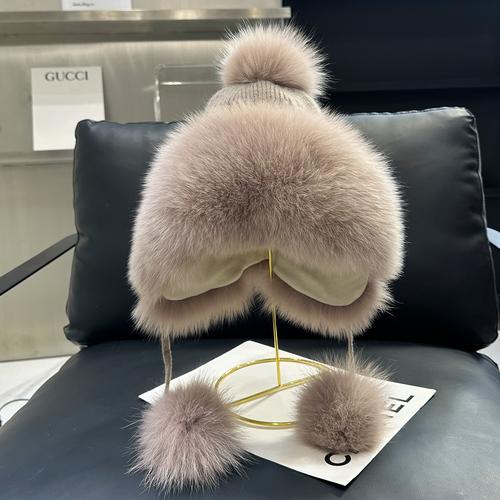 Теплая и мягкая вязаная шапка с натуральным лисьим мехом, защитой для ушей и шариком с помпоном.