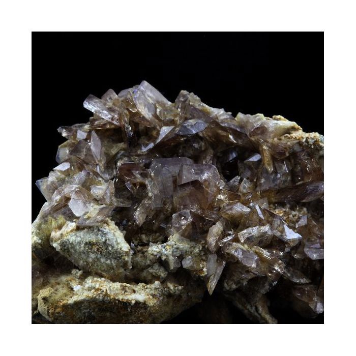 Pierres et Minéraux. Axinite. 136.5 ct. La Balme d'Auris, Bourg d'Oisans, Isère, France..