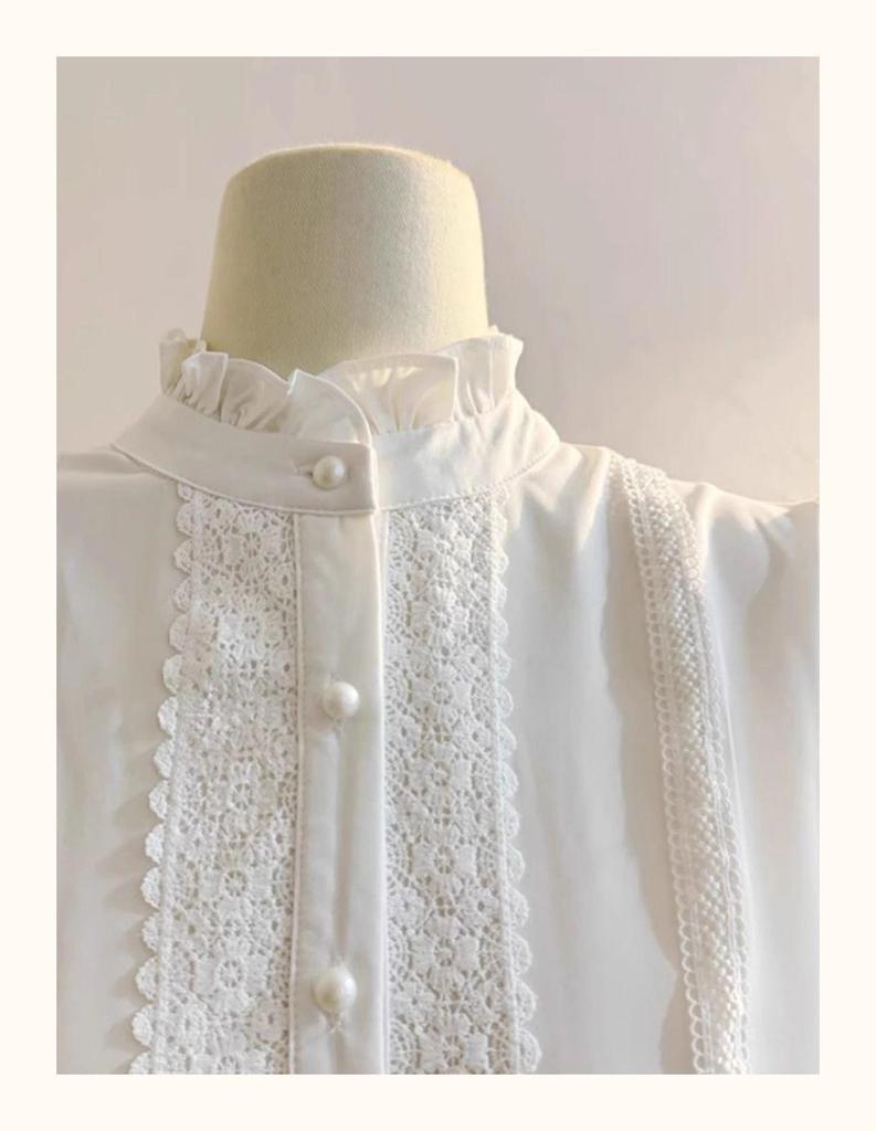 Женская белая кружевная пэчворк блузка с воротником-стойкой и рукавами-фонариками - Стильная осенняя одежда 2025