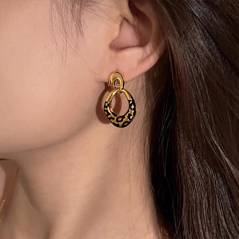 Женские серьги с нерегулярным геометрическим узором и леопардовым принтом