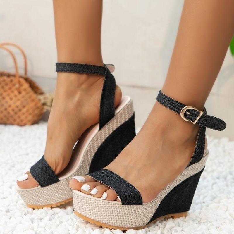 Новые джинсовые босоножки на танкетке с пряжкой и ремешком на щиколотке, летние уличные шлепанцы на платформе 2024 года, женская обувь с толстой подошвой, женские сандалии
