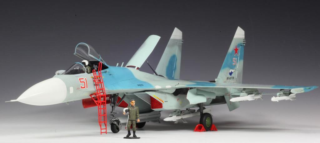 PLATZ Flanker B Plastic Model 1/72 Su-27SM AE-2