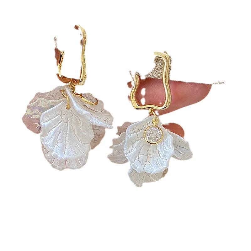 2023 High-End French Pearl Earrings: Light Luxury, Unique Design for Women