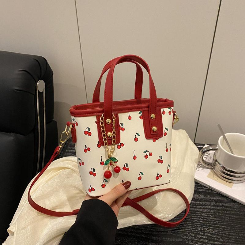 Женская полиуретановая сумка-тоут с вишней, большой вместимости, модная сумка для поездок на работу, с подвеской-вишенкой, стильная сумка через плечо, эстетичная сумочка AVE