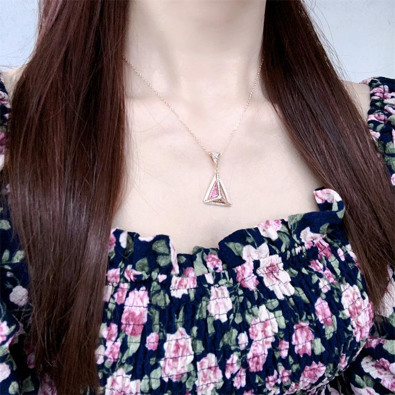 Изысканное колье серии Ruby с инкрустацией бриллиантами, полая красная цветочная подвеска, золотистая цепочка-треугольник цвета шампанского, высококачественная банкетная бижутерия