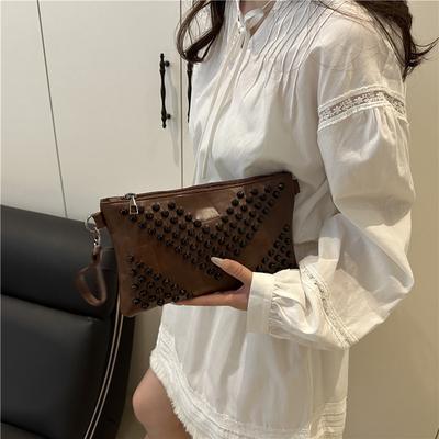 Клатч-конверт с заклепками женский 2025 новый европейская и американская мода большая вместимость сумка через плечо простая женская трендовая сумка