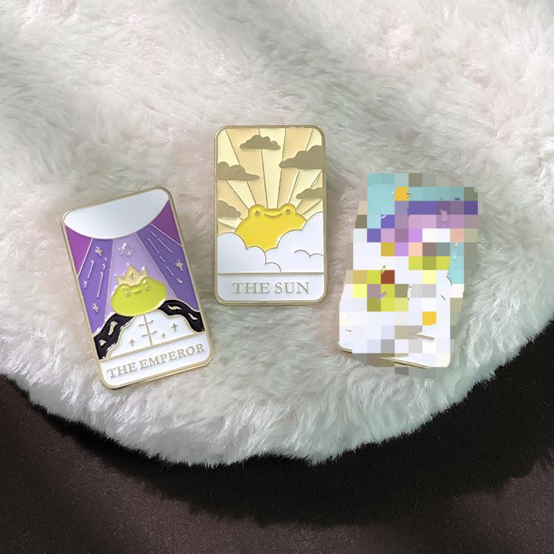 Очаровательный металлический значок с дизайном животного Короля Лягушки, идеально подходящий для модного аксессуара