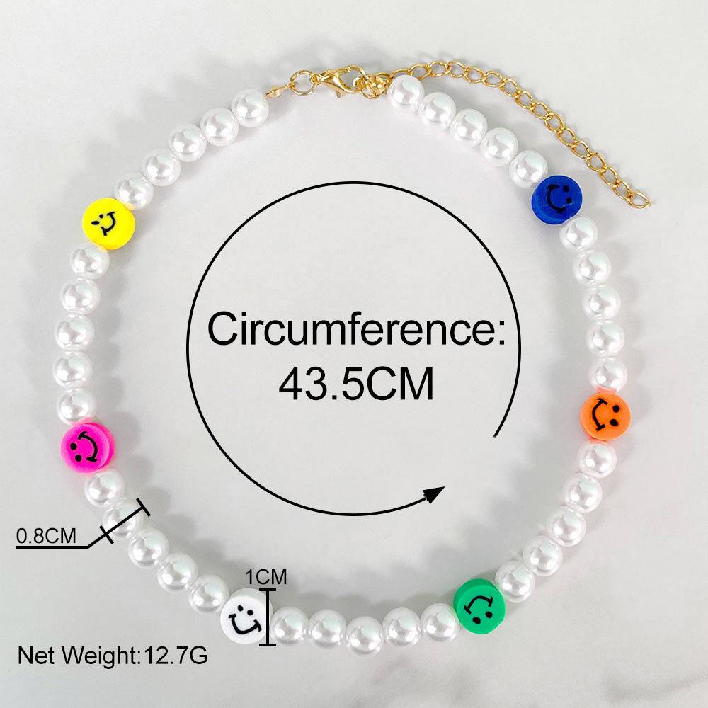 Популярная личность Простое улыбающееся лицо Жемчужное ожерелье Модная девушка улыбающееся лицо Ожерелье